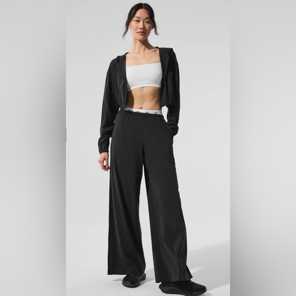 NWT alo  yoga Breezy Wide Leg Pant in Black (LONG) Size S